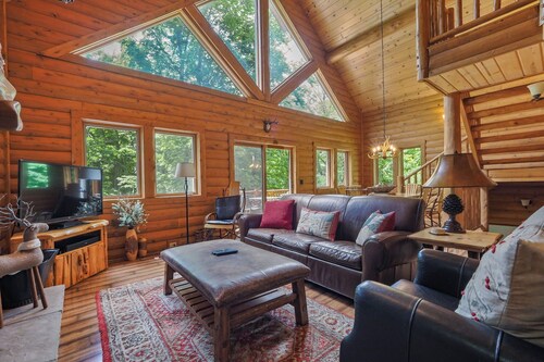 4 BR Mountain Cabin | Private Hot Tub | Ski-in/Ski-out | Sleeps 13 Guests!