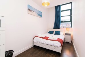 2 habitaciones, tabla de planchar con plancha, wifi y ropa de cama 