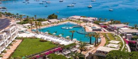 Una piscina techada, una piscina al aire libre