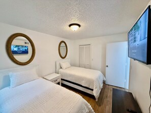 3 bedrooms, iron/ironing board, free internet, bed sheets