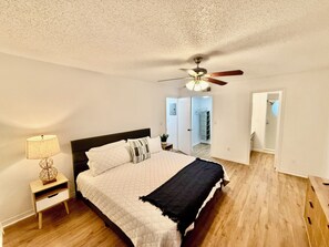 3 bedrooms, iron/ironing board, free internet, bed sheets