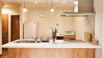 Geladeira, micro-ondas, cooktop, talheres/pratos/utensílios de cozinha
