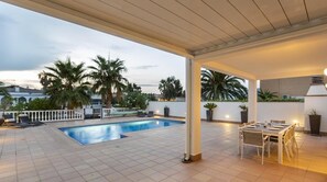 Pool - Stylish Villa for rent with 4 bedrooms and swimming pool on a wide channel in Empuriabrava (Empuria Brava)