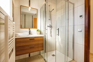 Bathroom - Stylish Villa for rent with 4 bedrooms and swimming pool on a wide channel in Empuriabrava (Empuria Brava)