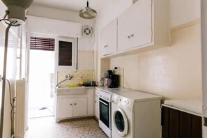 Refrigerador, horno, cafetera/tetera, tetera/pava eléctrica