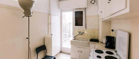 Køleskab, ovn, kaffe-/temaskine, elkedel