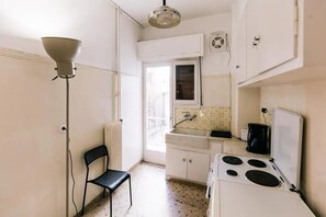 Refrigerador, horno, cafetera/tetera, tetera/pava eléctrica