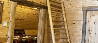 Comfortable cozy cabin, accessible to Snowmobile & ATV trails & Fly Fishing 