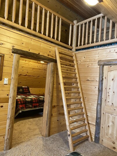 Comfortable cozy cabin, accessible to Snowmobile & ATV trails & Fly Fishing