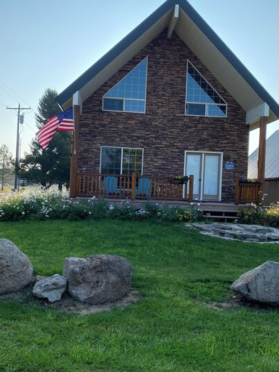 Comfortable cozy cabin, accessible to Snowmobile & ATV trails & Fly Fishing 