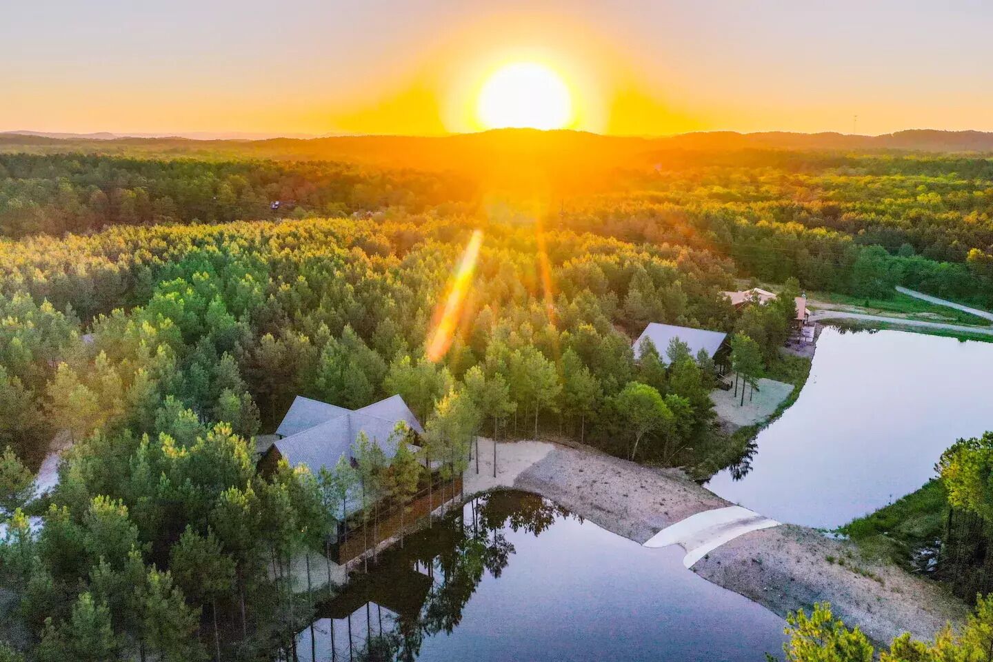 The Blue Canoe: Waterfront Cabin 6 Bedrooms / 6.5 Baths Sleeps 22