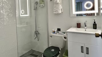 Ensemble baignoire-douche, serviettes fournies, savon, shampooing