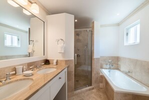Sèche-cheveux, serviettes fournies, savon, papier toilette