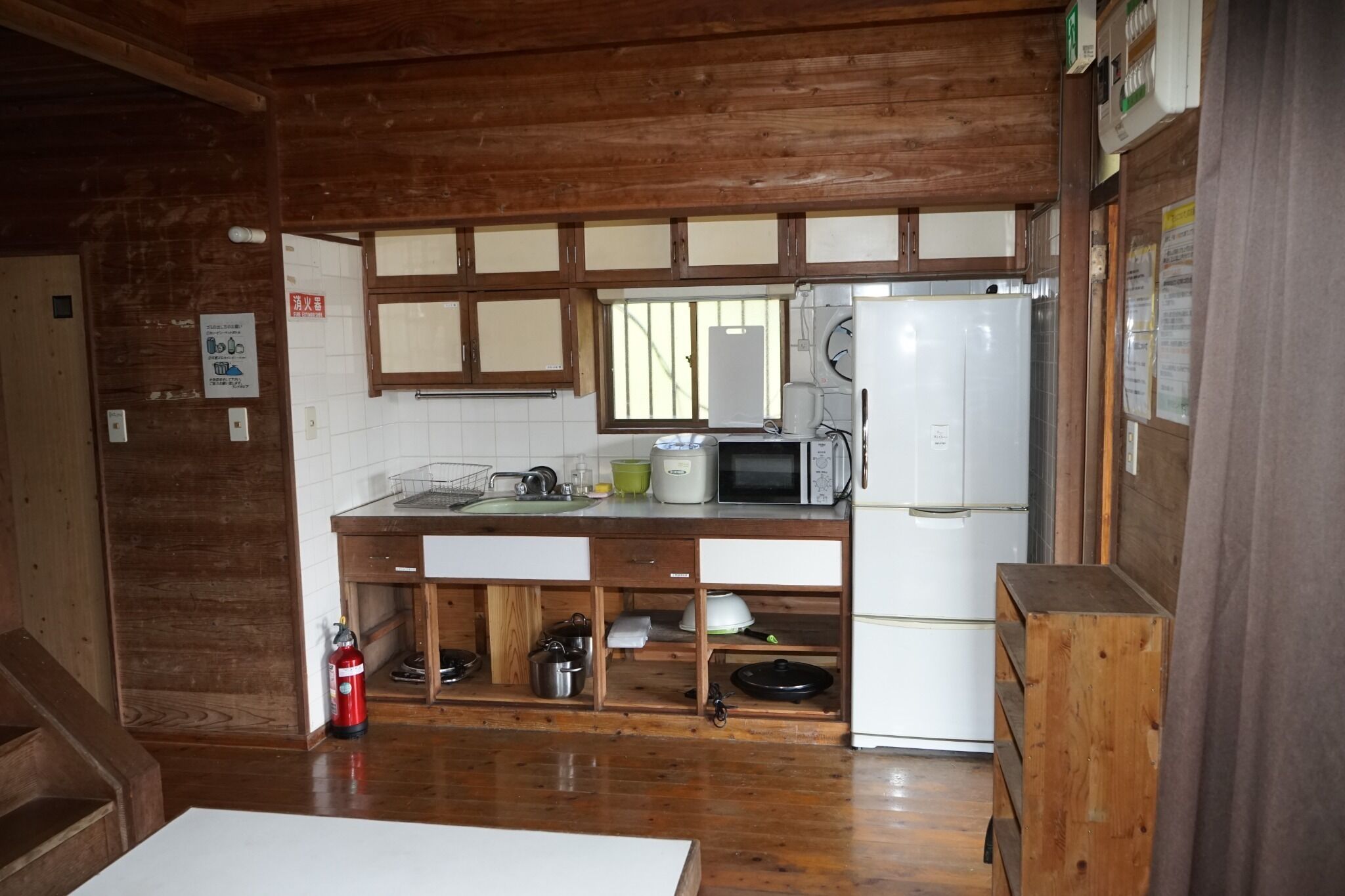 冷蔵庫、電子レンジ、コンロ、電気ポット