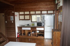 Een koelkast, een microgolfoven, een kookplaat, een waterkoker