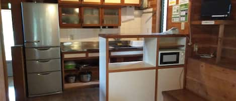Kühlschrank, Mikrowelle, Herdplatte, Wasserkocher
