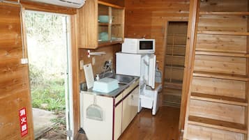 Jääkaappi, mikroaaltouuni, liesi, keittoastiat/astiat/ruokailuvälineet
