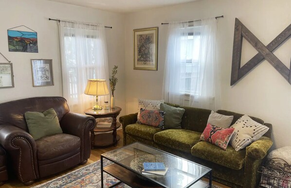 智能电视、书、办公室