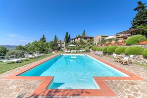 Una piscina al aire libre de temporada
