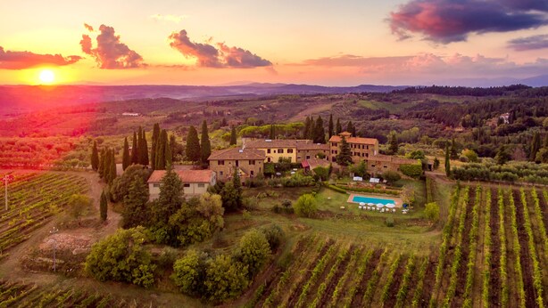 A villa with a swimming pool surrounded by vineyards and hills. - Fattoria Santo Stefano - Agriturismo (Greve in Chianti)