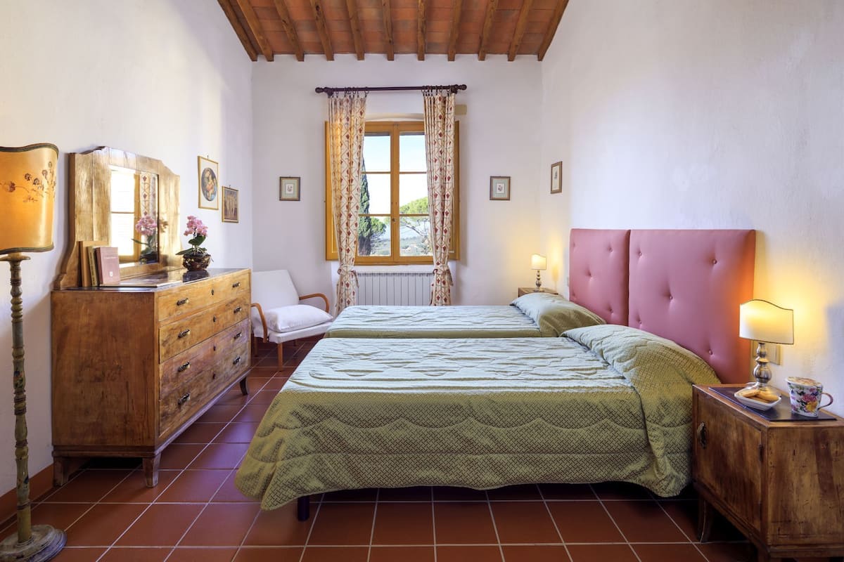 1 chambre, fer et planche à repasser