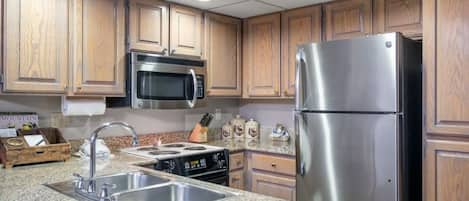 Refrigerador, microondas, horno y parrilla de estufa