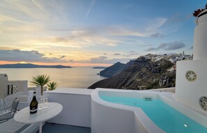 Outdoor spa tub - Elegant two-bedroom duplex  with hot tub, Caldera view and swimming pool (Thera)
