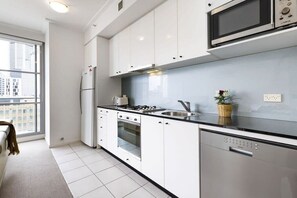 Refrigerador, microondas, horno y parrilla de estufa