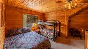 Eine Hütte mit einem Etagenbett, einem Schreibtisch und einem Stuhl.
