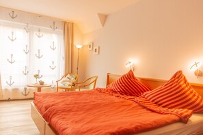 Skrivebord, strykejern/-brett, wi-fi (inkludert) og sengetøy