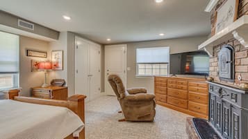 3 bedrooms, desk, iron/ironing board, free WiFi