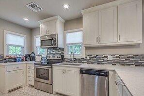 Fridge, microwave, oven, stovetop - Fairgrounds Retreat newly remodeled weekly/monthly discounts (Oklahoma City)
