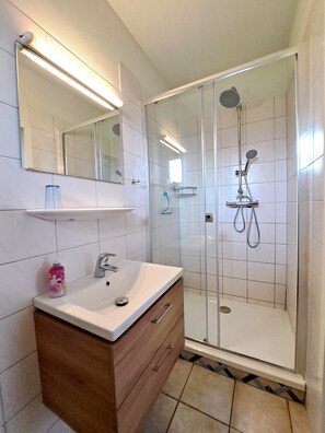 Shower, hair dryer, towels - Ferienzimmer mit Terrasse (Malchow)
