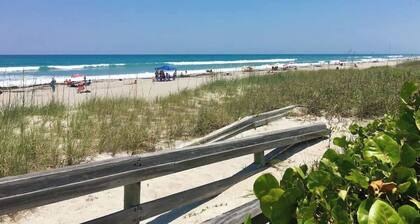 Retro Chic Decor wPrivate Pool Close to Beach 3br