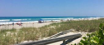Retro Chic Decor wPrivate Pool Close to Beach 3br