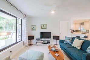 Télévision, chaîne hi-fi, espaces bureaux