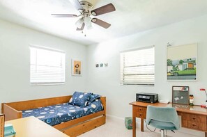 3 habitaciones, escritorio y tabla de planchar con plancha 