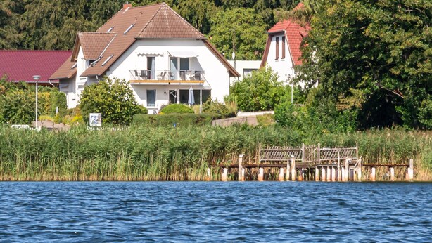 Exterior - Ferienzimmer mit Balkon und Seeblick (Malchow)