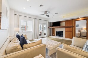 Téléviseur à écran plat, foyer