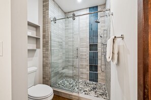 Combined shower/tub, hair dryer, towels - Seaside Condo with Gulf Views and Steps to Beach, Shops, and Dining (Santa Rosa Beach)