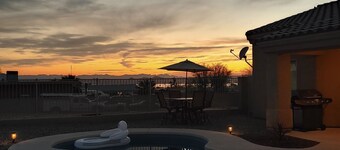 Perfect getaway house with pool and lake view