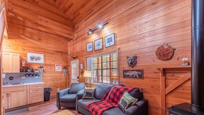 Lobby - Black Bear Cabin-onsite "bear hunt" & playground, game room, kitchen AC & heat (Payson)