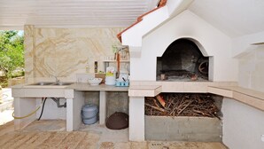 An outdoor kitchen with a built-in oven, a sink, and a dish rack. - TANJA 1 - 1 bedroom apartment, 200m from the beach in Slatine (Slatine)