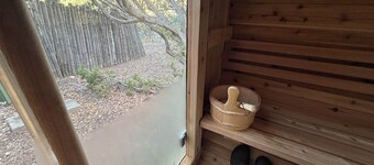 Escape into serenity just minutes from the Plaza. Hot tub and sauna.