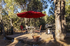 Outdoor dining - Escape into serenity just minutes from the Plaza. Hot tub and sauna. (Santa Fe)