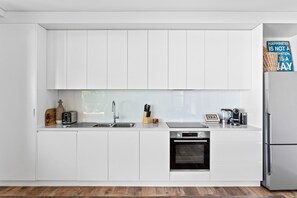 Frigorífico, microondas, horno y lavavajillas