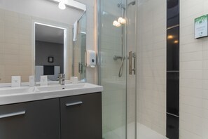 Superior Room, Balcony, Sea View | Bathroom | Free toiletries, hair dryer, towels - Hôtel Le Romantica (Pennedepie)