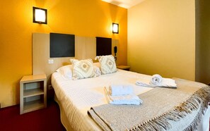Habitación superior, Terraza, vista a la alberca | Insonorización, cunas gratuitas, wifi gratis y ropa de cama