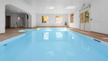 Piscine couverte, piscine extérieure (ouverte en saison)