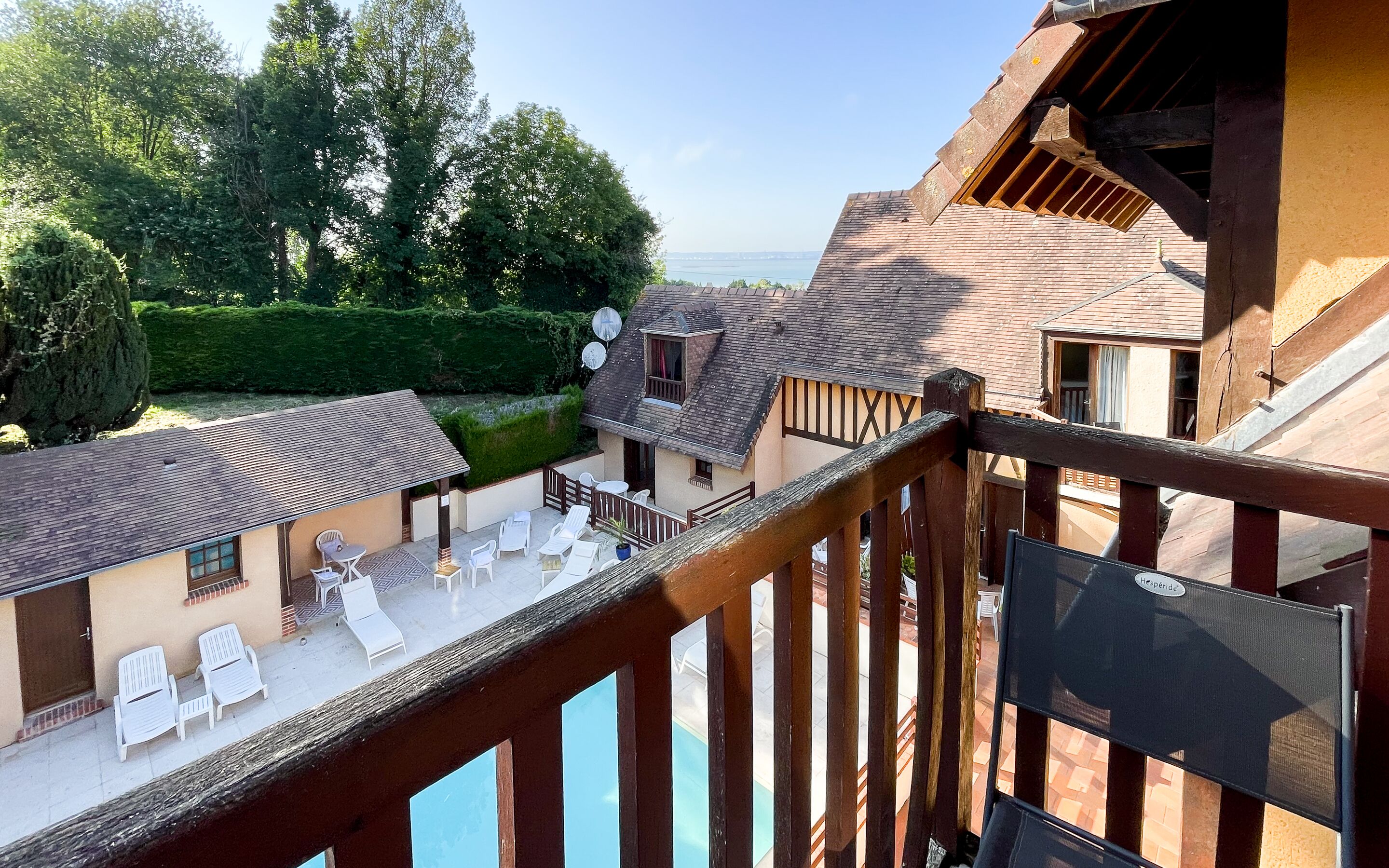 Eenpersoonskamer, balkon, uitzicht op zwembad | Geluiddichte muren, gratis babybedden, gratis wifi, beddengoed